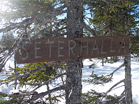 Toppen av Hundtjønnhalla er skiltet med Seterhalla