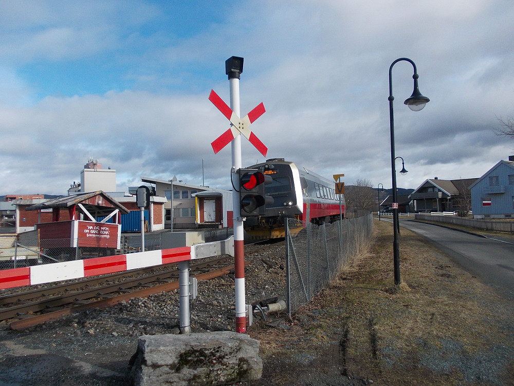 På returen mot sentrum måtte jeg vente for toget, da det var rødt lys.