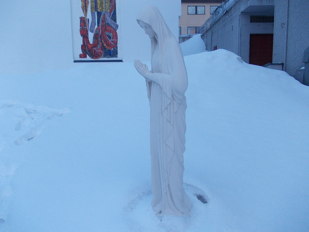 Statue ved kirken i Hammerfest