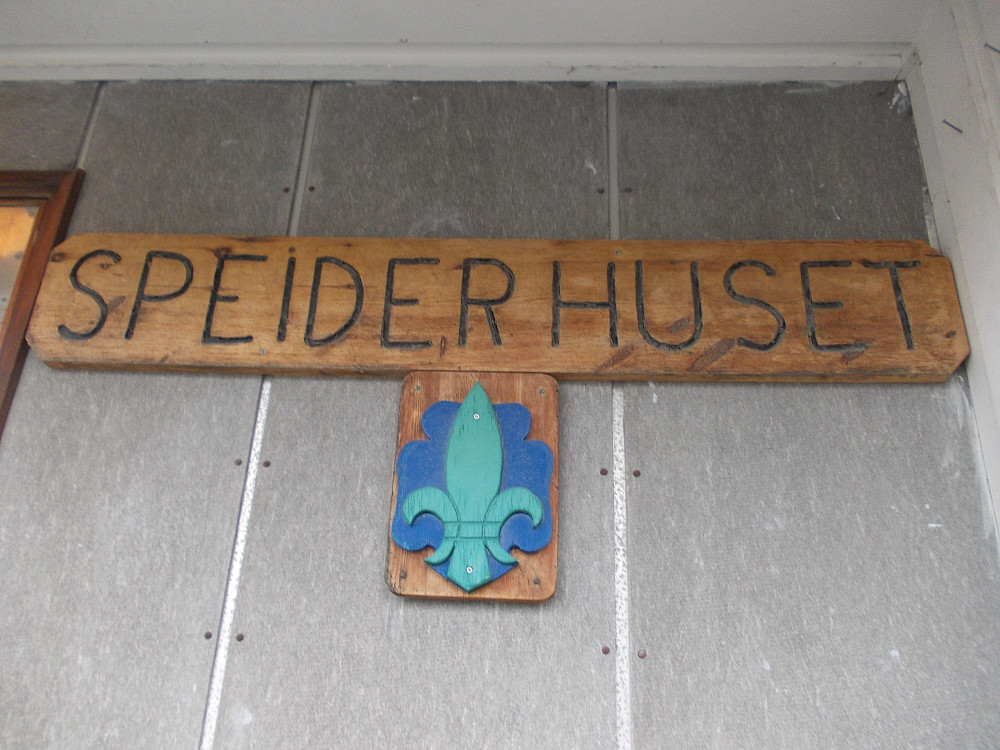 Inngangsdøra på Speiderhuset