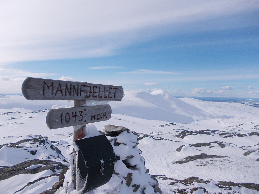 Trimboksen og varden på toppen av Mannfjellet