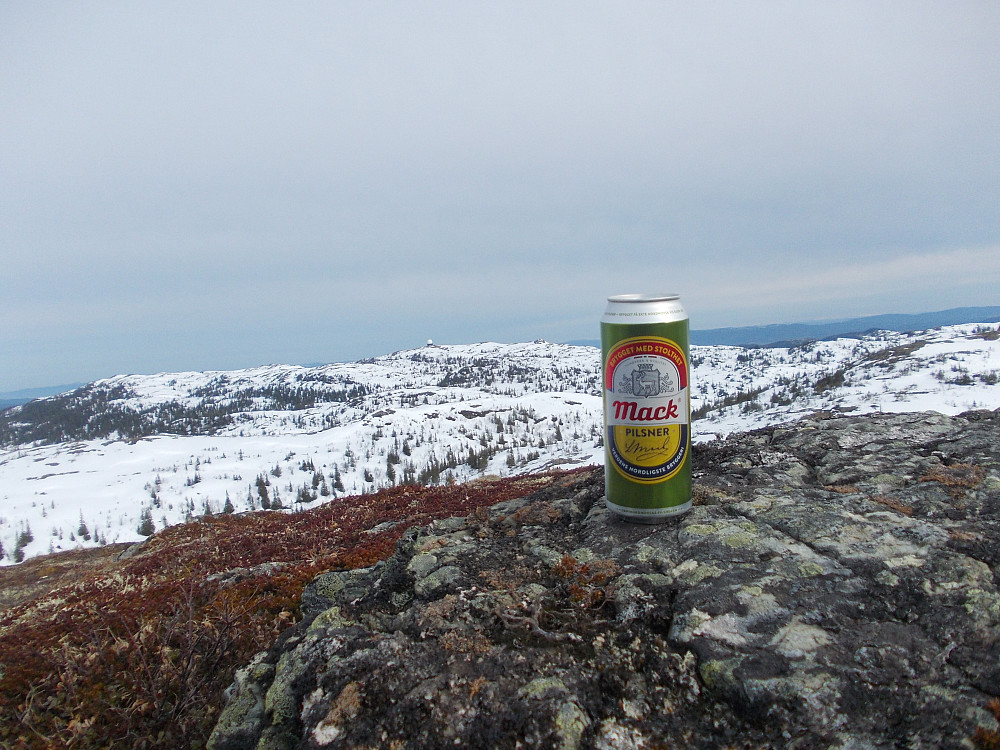 Utepils fra mack, verdens nordligste bryggeri, på toppen av Våttåfjellet