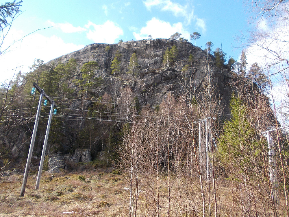 Sør og Østsiden av Lonholklumpen er stupbratt. Bildet er tatt fra sadelen på ca 80 moh
