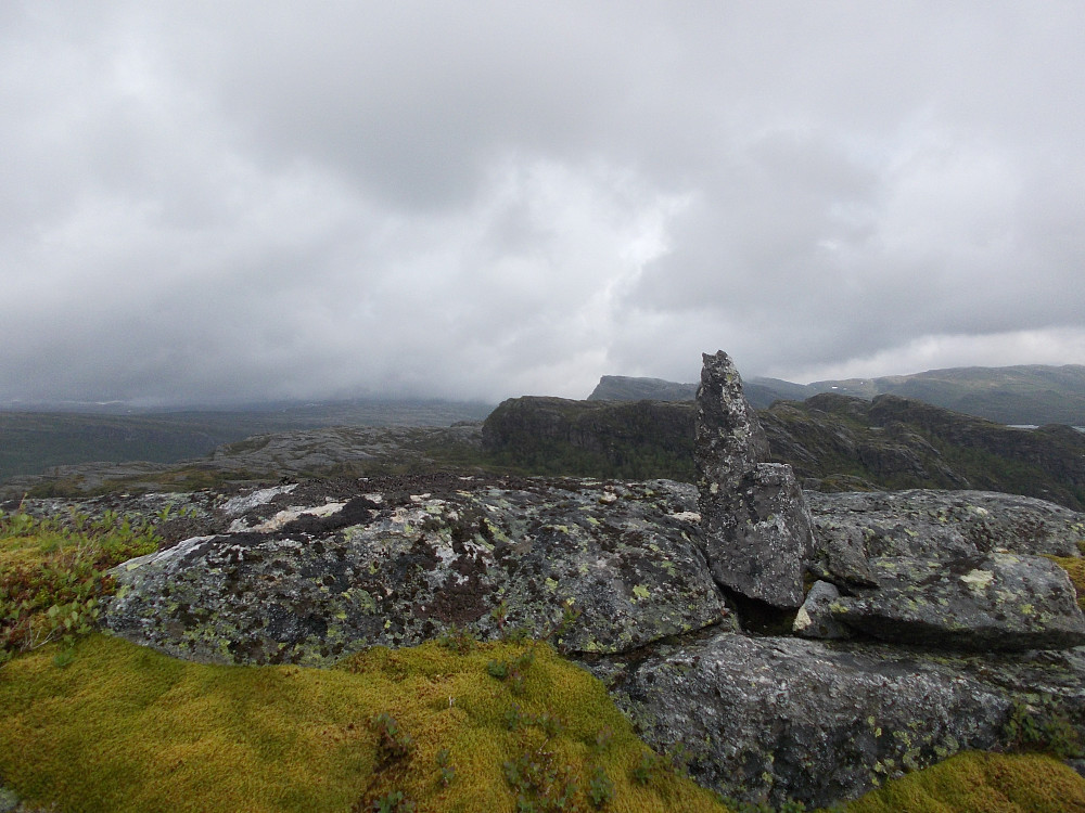 Toppsteinen på Trollknuten med utsikt mot Sørlipynten