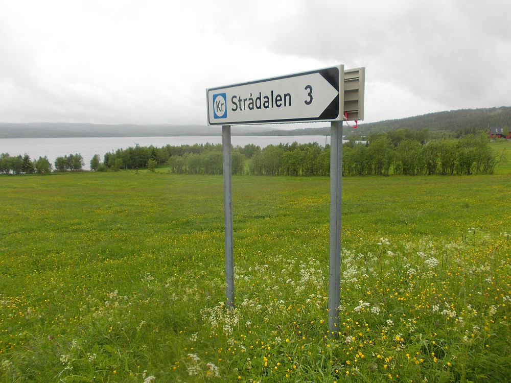 Avkjøring til Strådalen. Veressjøen bak.