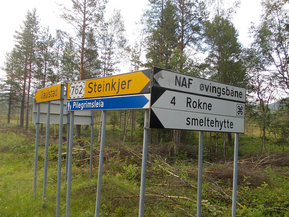Ta av til venstre her mot Rokne smeltehytte