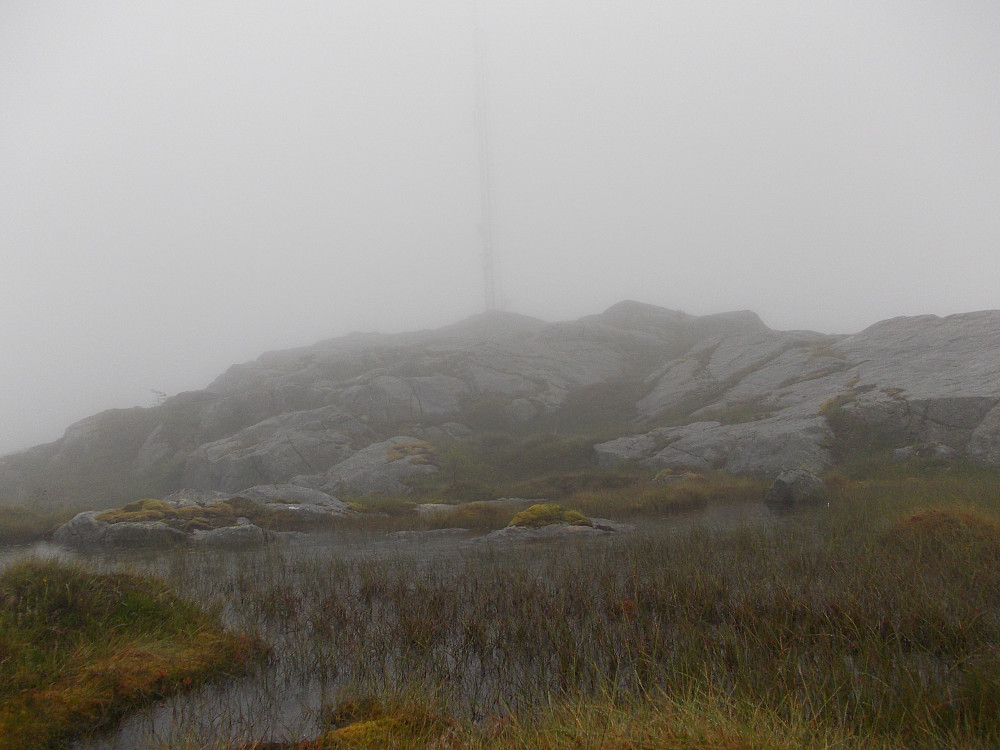 Toppmastra på Finnefjellet i regn og tåke