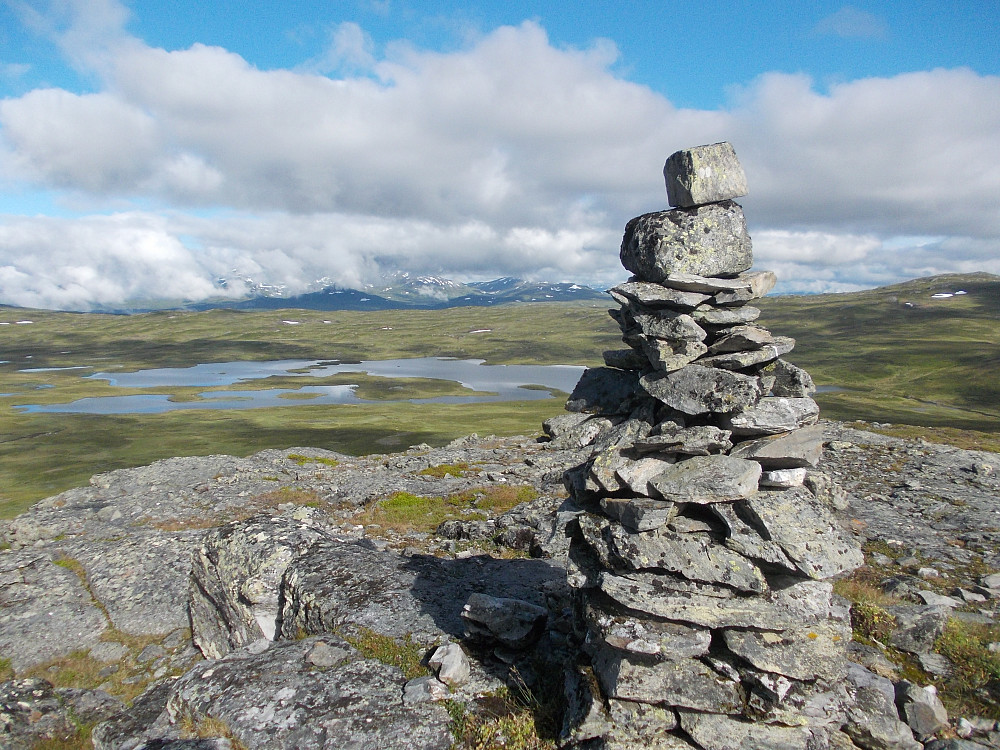 Utsikt fra Gardkleppen mot Gardkleppsjøen og Fongenmassivet