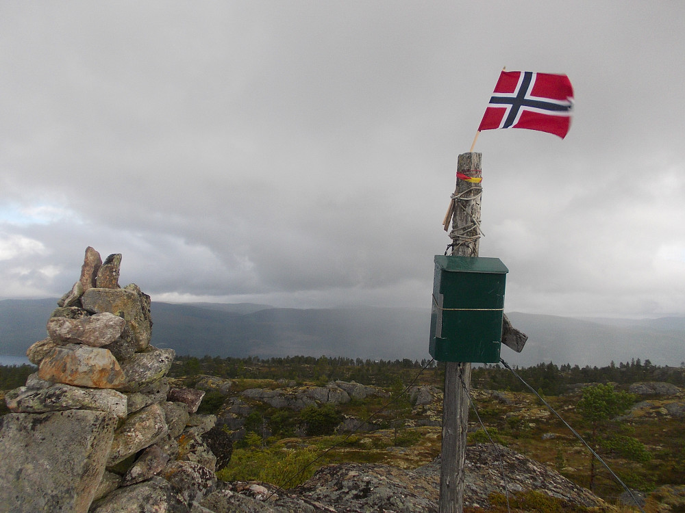 Toppvarden på Bjørnkammen med norsk flagg
