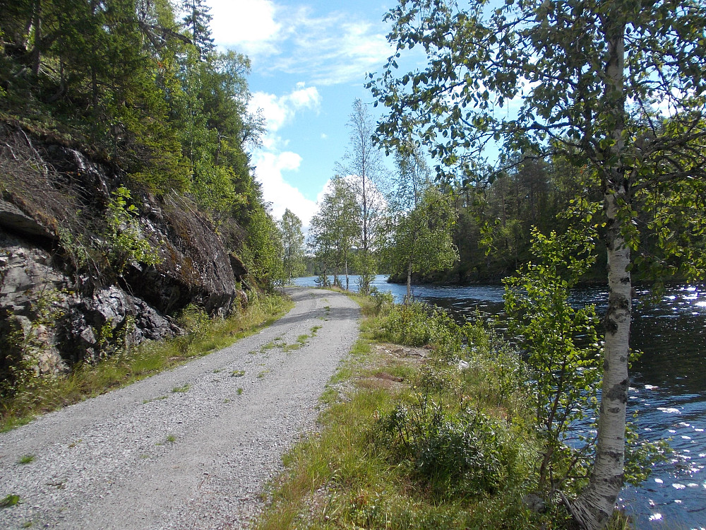 Kjørbar vei langs Kattmagan