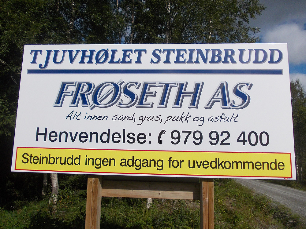 Her går det vei inn til steinbruddet og langs Kattmagan
