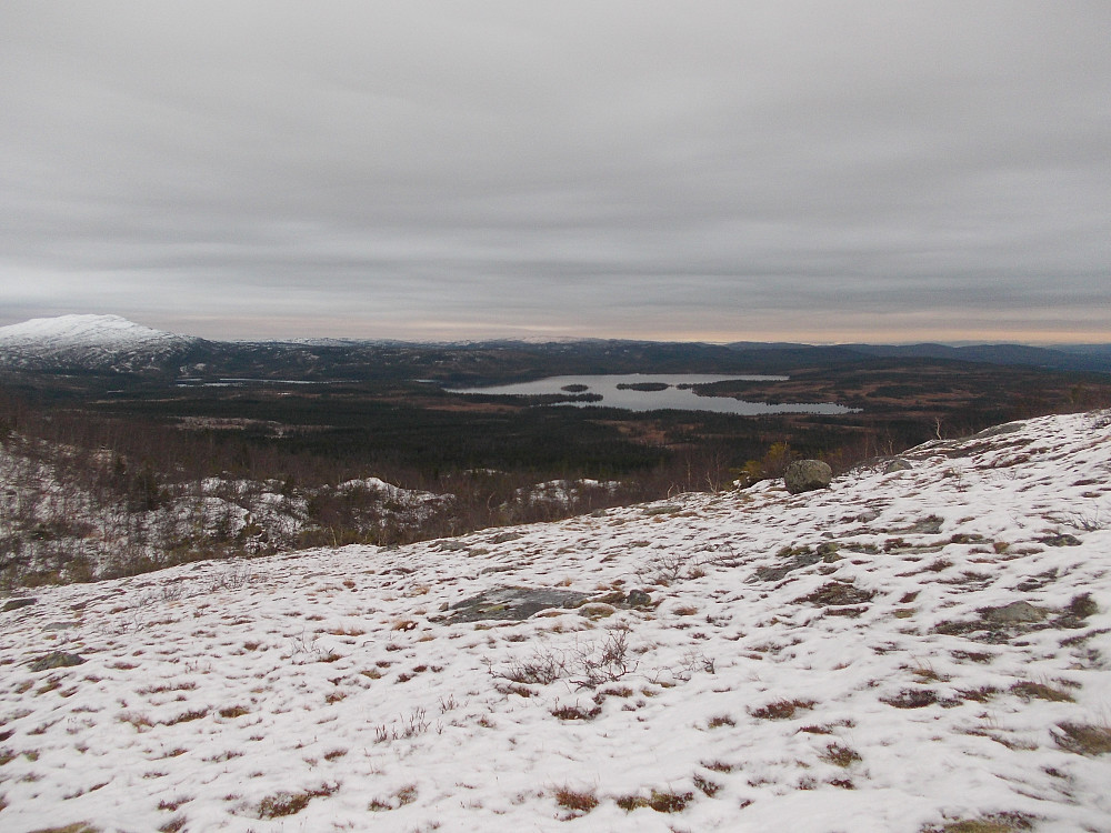 Utsikt mot Mokkavatnet, med Hærvola til venstre