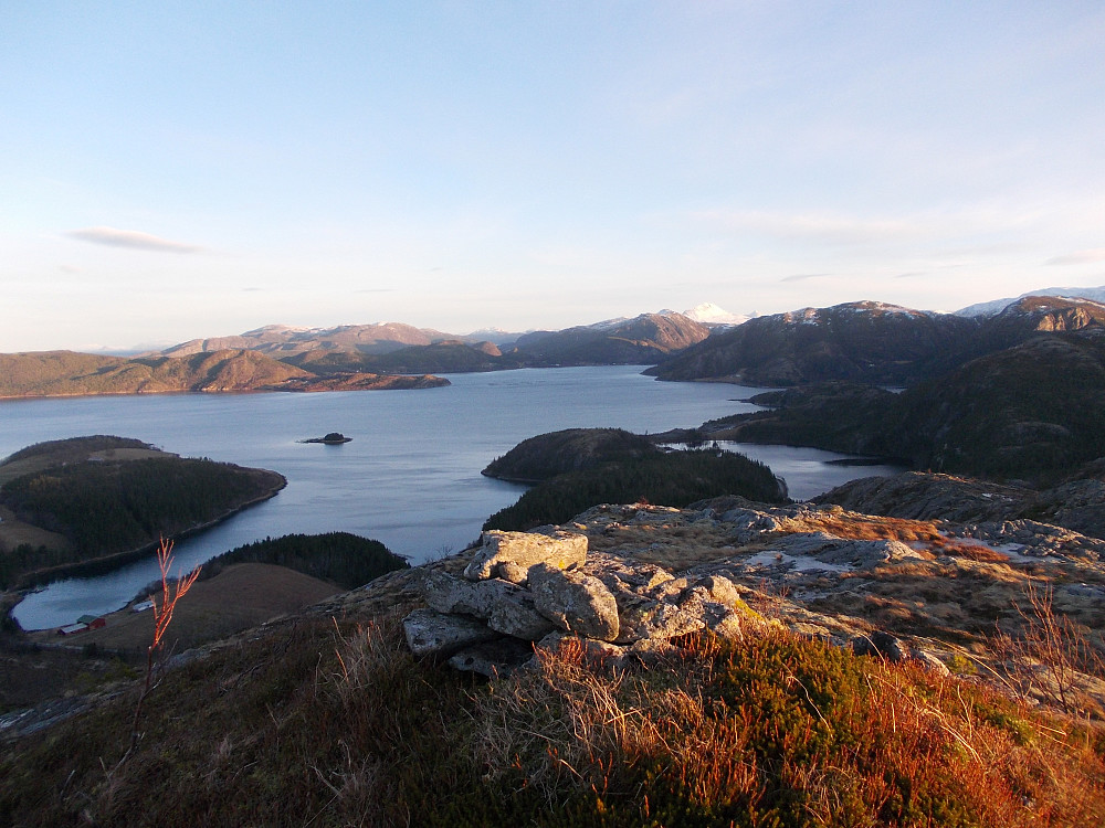 Utsikt mot Eiterfjorden og Heilhornet fra Raudfjellet