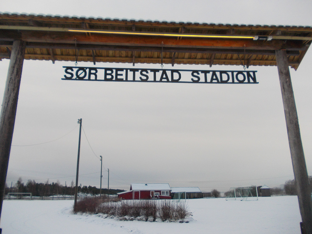 Parkering ved Sør-Beitstad stadion.