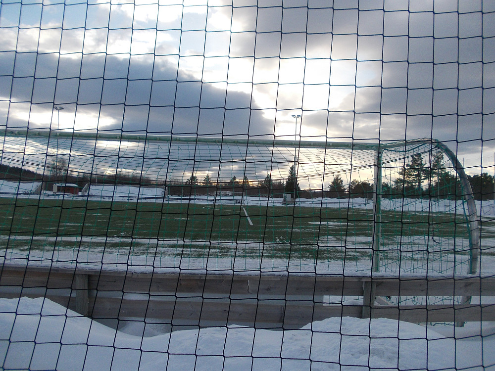 Parkering ved denne oppvarmede fotballbanen ved Husbymarka