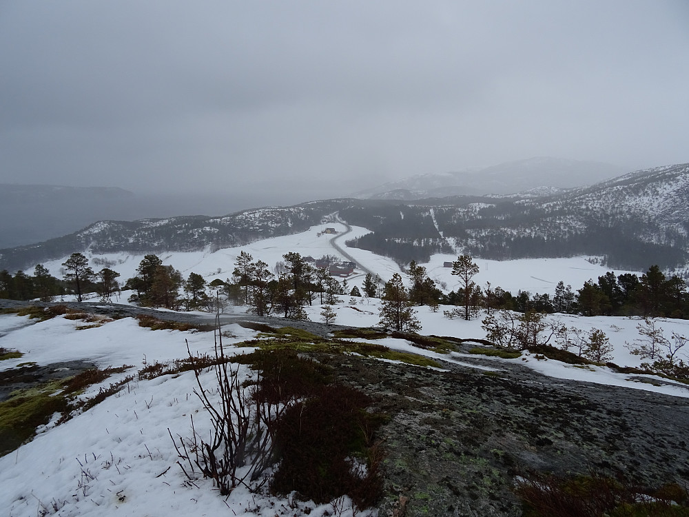 Utsikt fra Ørnfjellet mot Ledang og Skogtun. Veien går til Statland