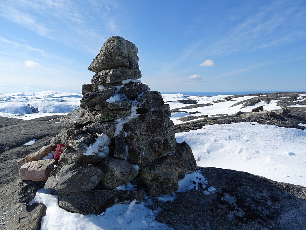 Varden med trimboks på Gongfjellet med havet bak