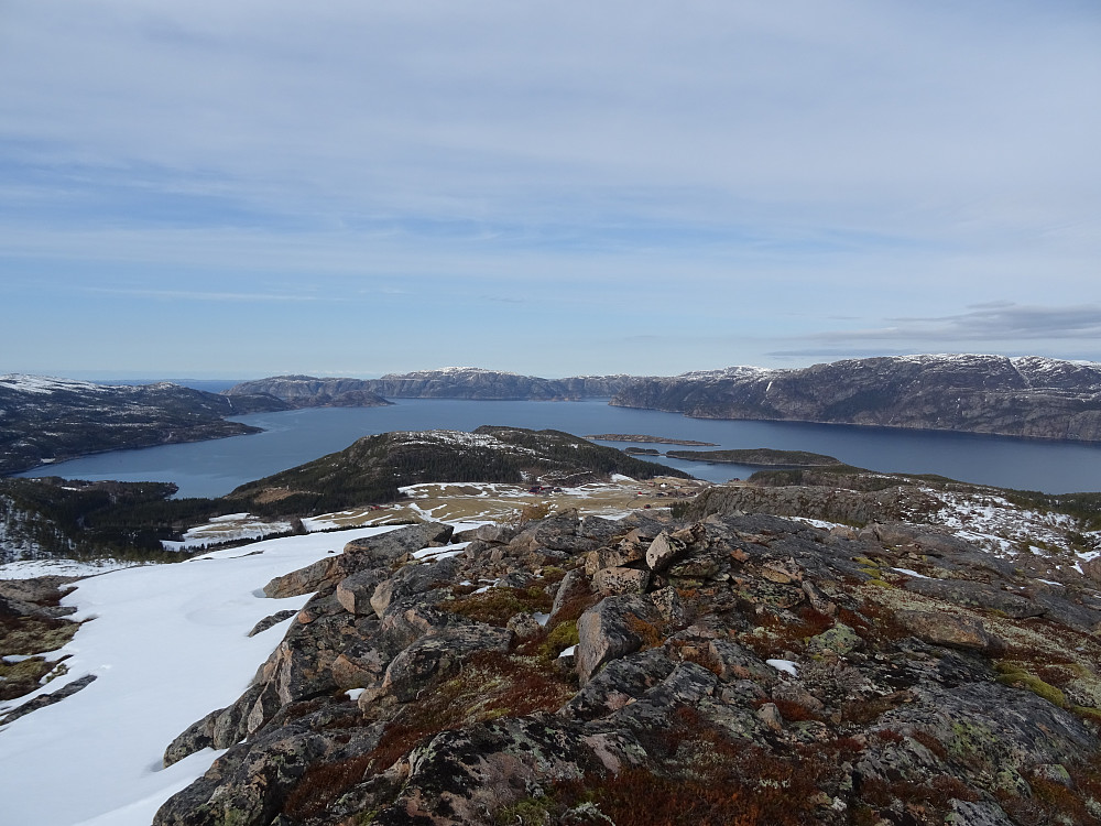 Steinrøysa på toppen av Otertoppen med Namsenfjorden bak