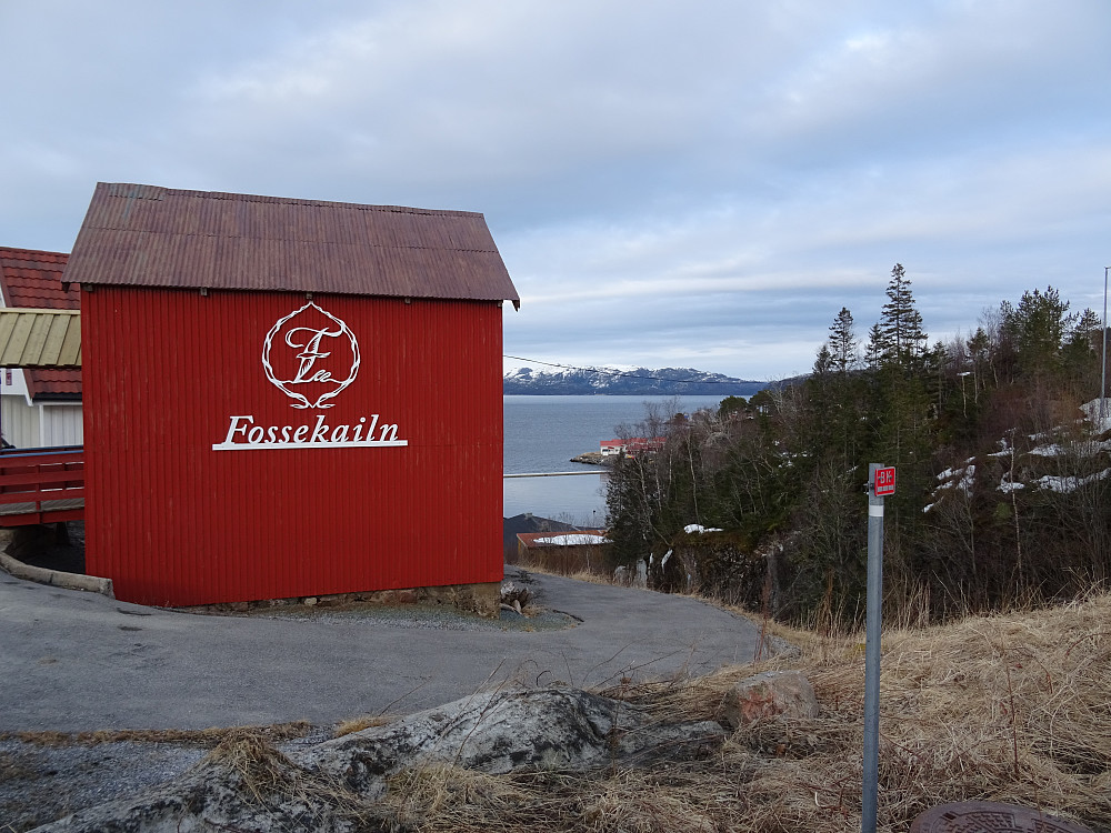 Fossekailn på Statland, med feriehusene til Statland brygge i midten nede ved sjøen