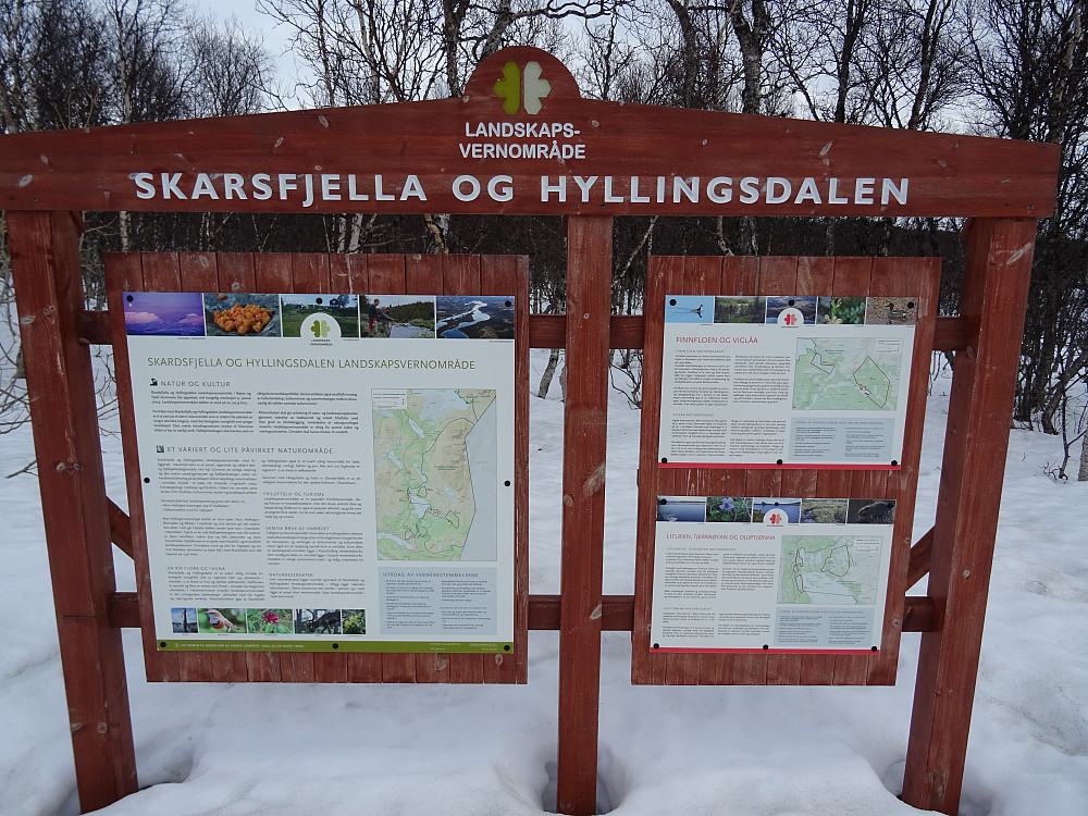 Parkering ved Råvollveien og denne infotavla
