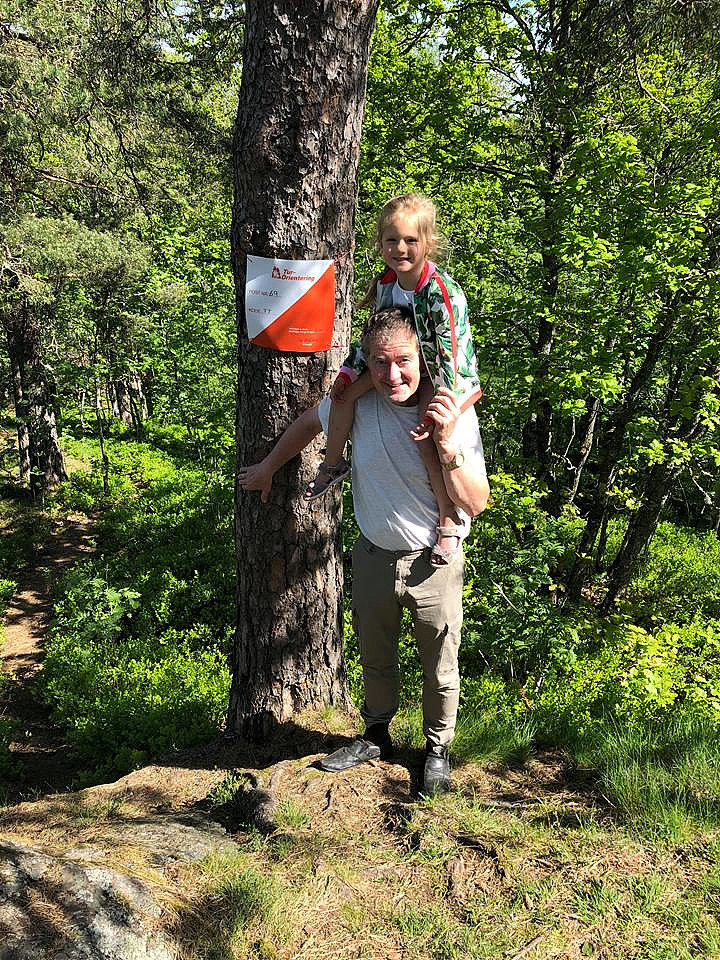 Alicia og jeg ved en turorienteringspost på Utsikten
