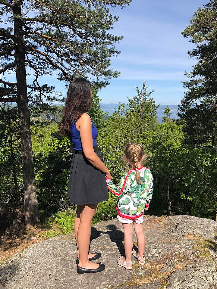 Sara og Alicia nyter utsikten fra Utsikten