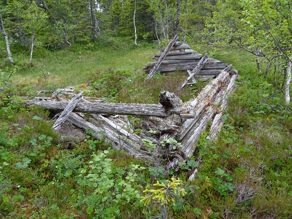 Rester av en bygning like ved Røssetåsen