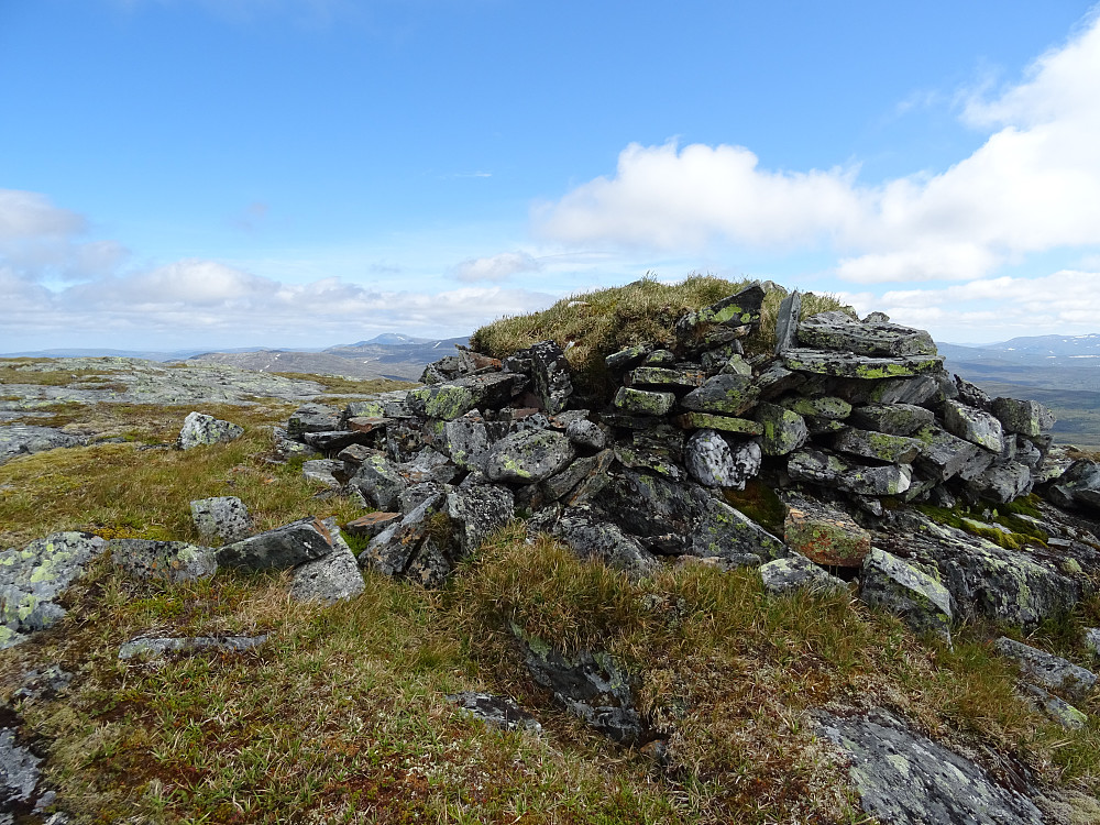 Ei stor steinrøys tjue meter fra toppen av Hardbakfjellet