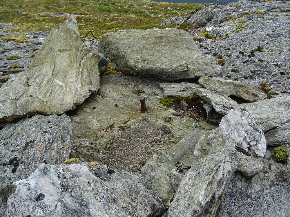 Trigpunktbolten ca 10 meter fra toppvarden