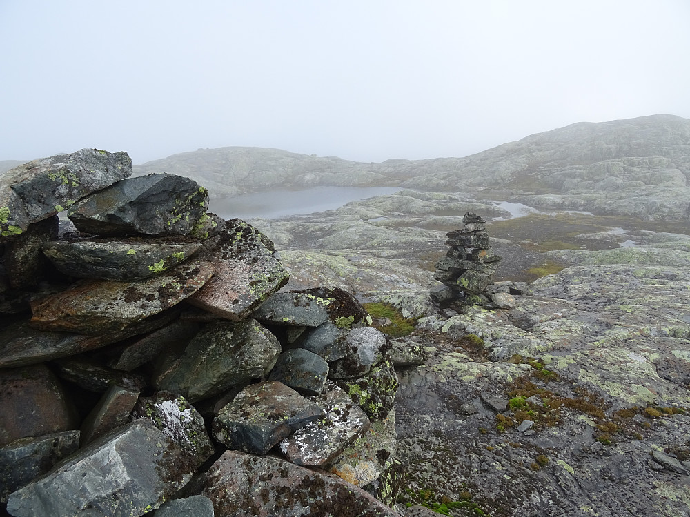 De to vardene på Store Tromsfjellet med ei tjønn bak