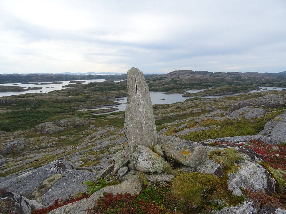 En steinvarde like før toppen av Skivåsen, med Hasfjordhopen bak