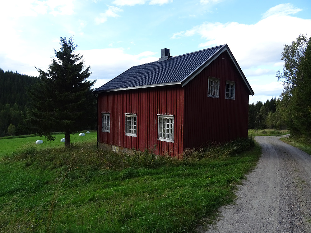 Ei rød stuga med hvitmalte vindussprosser ved Sve