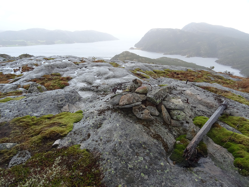 Trigpunktet på Gullberget. Utsikt mot Gyltfjorden og Jøa