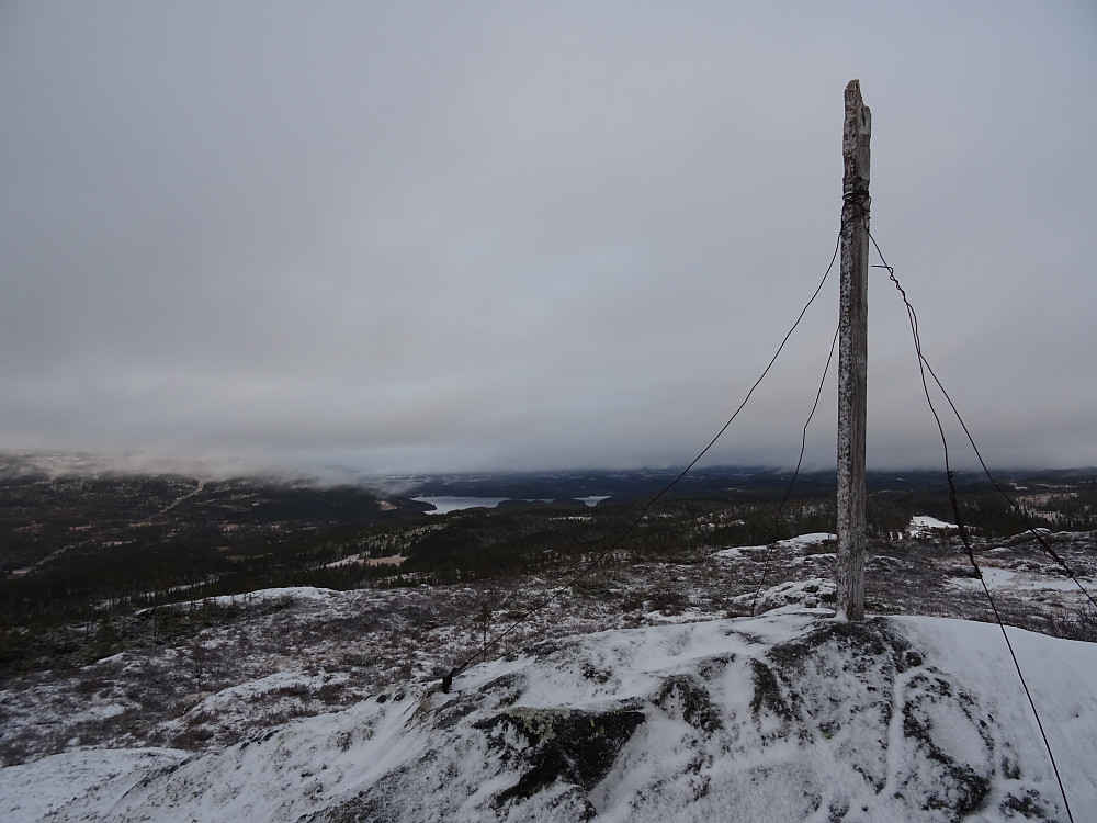 Trigpunktstanga på Angeltjønnhøgda. Utsikt mot Møkkelvatnet