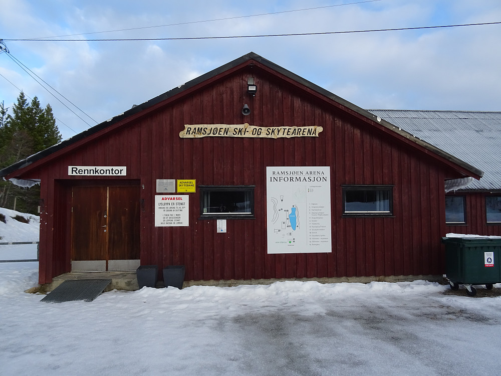 Parkerte ved det flotte skianlegget Ramsjøen Arena