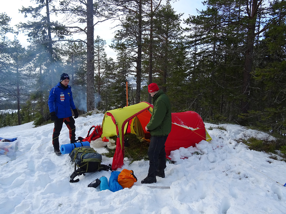 Trivelig innslag på toppen av Foksetåsen, hvor to ungdommer hadde slått opp telt og laget bål.