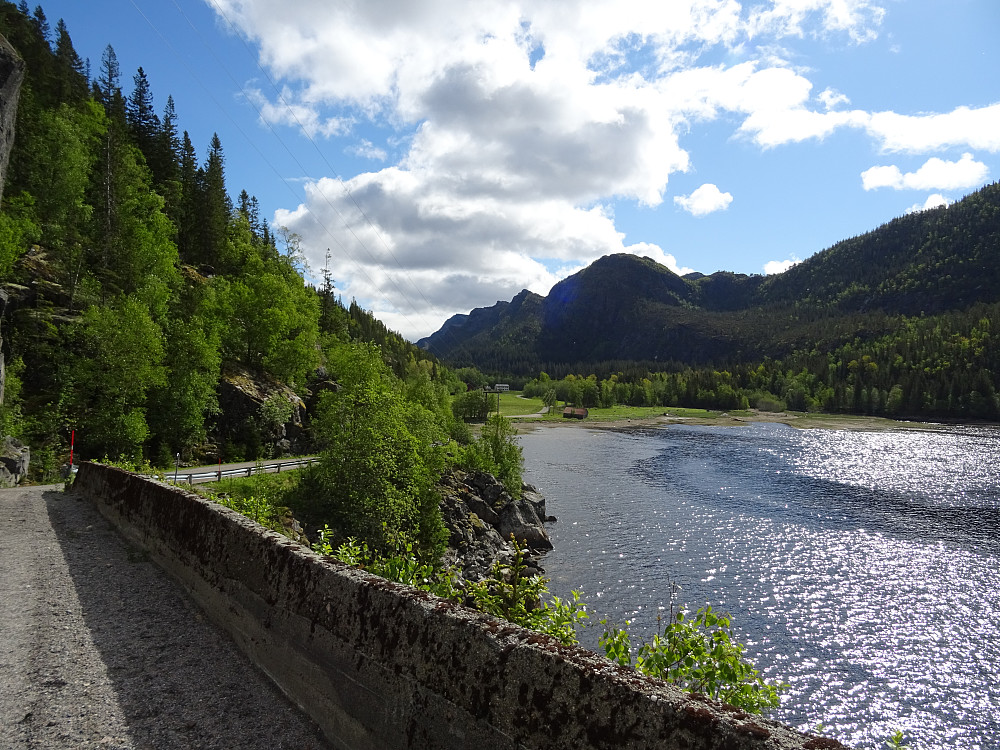 Veien langs Vetterhusbotnet i Indre Botnan, med gården Duna innerst i bukta og Trollknuten i bakgrunnen. (Naturvernområde)