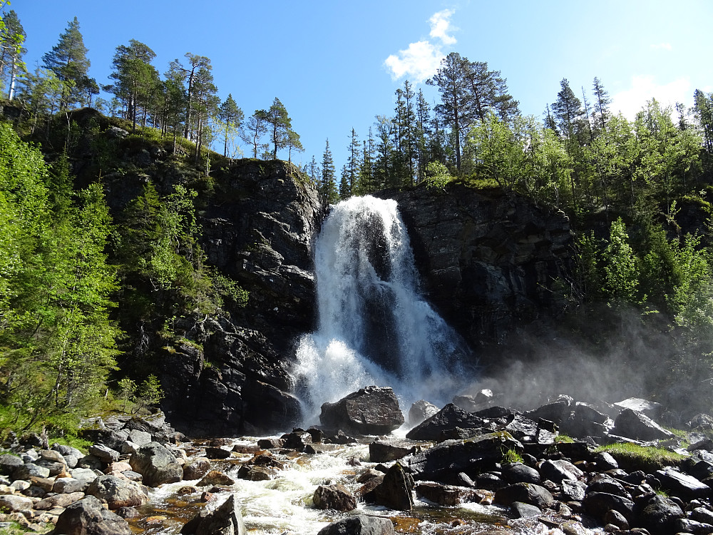Den vakre Ekornfossen ved parkeringsplassen for turer til Ekornvatnet og Trollknuten pluss en mengde andre fine turmål.