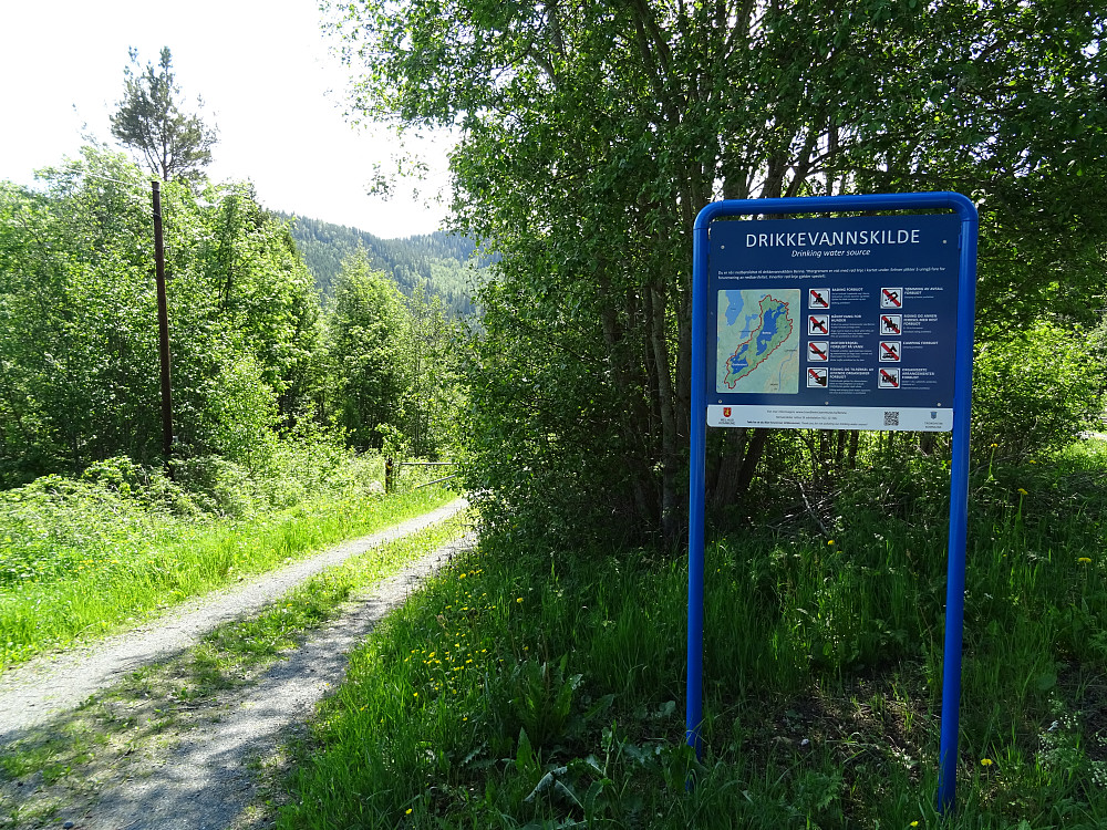 Parkerte ved innkjøringa til veien som går på østsiden av Benna