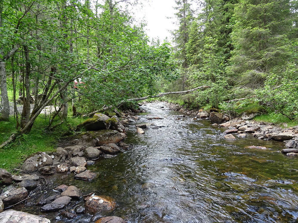 Fin parkeringslomme ved elva Skolda