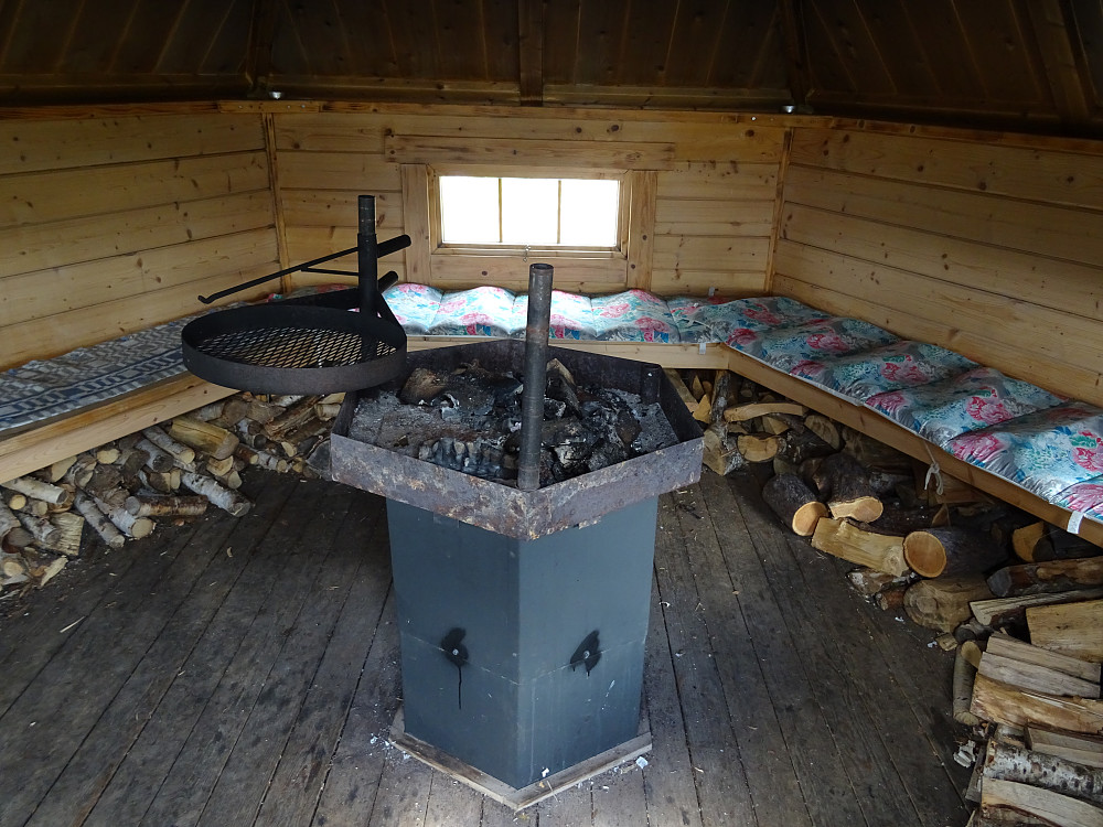 En svær grill midt i rommet på grilhuset på Melberget