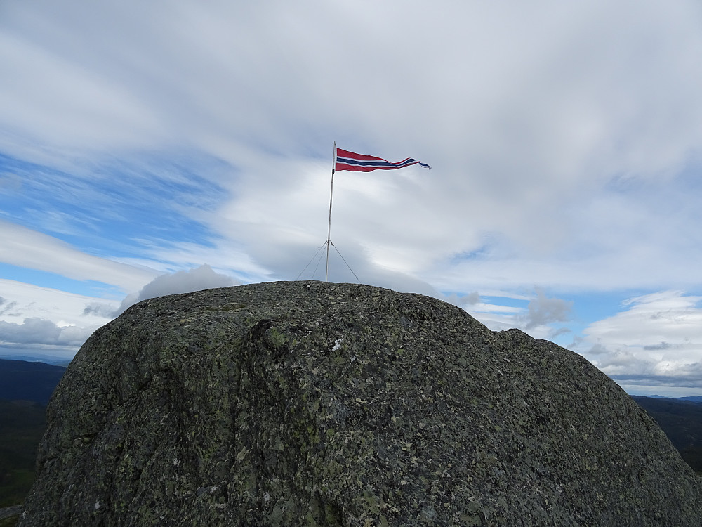 Fin vimpel som blafrer i vinden på Høgskarven