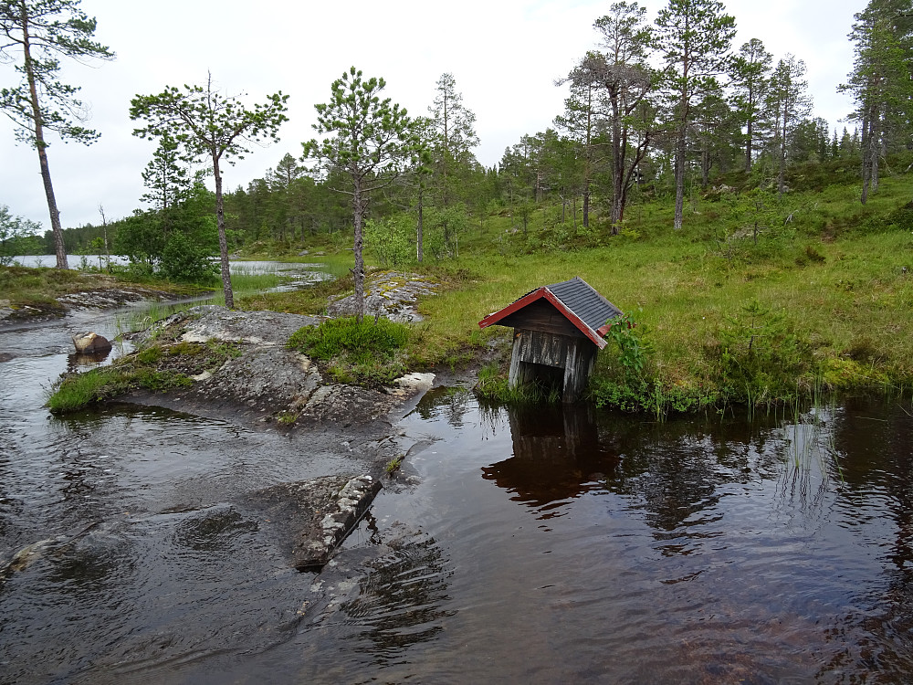 Bekken renner ned fra Søndre til Nordre Langvatnet