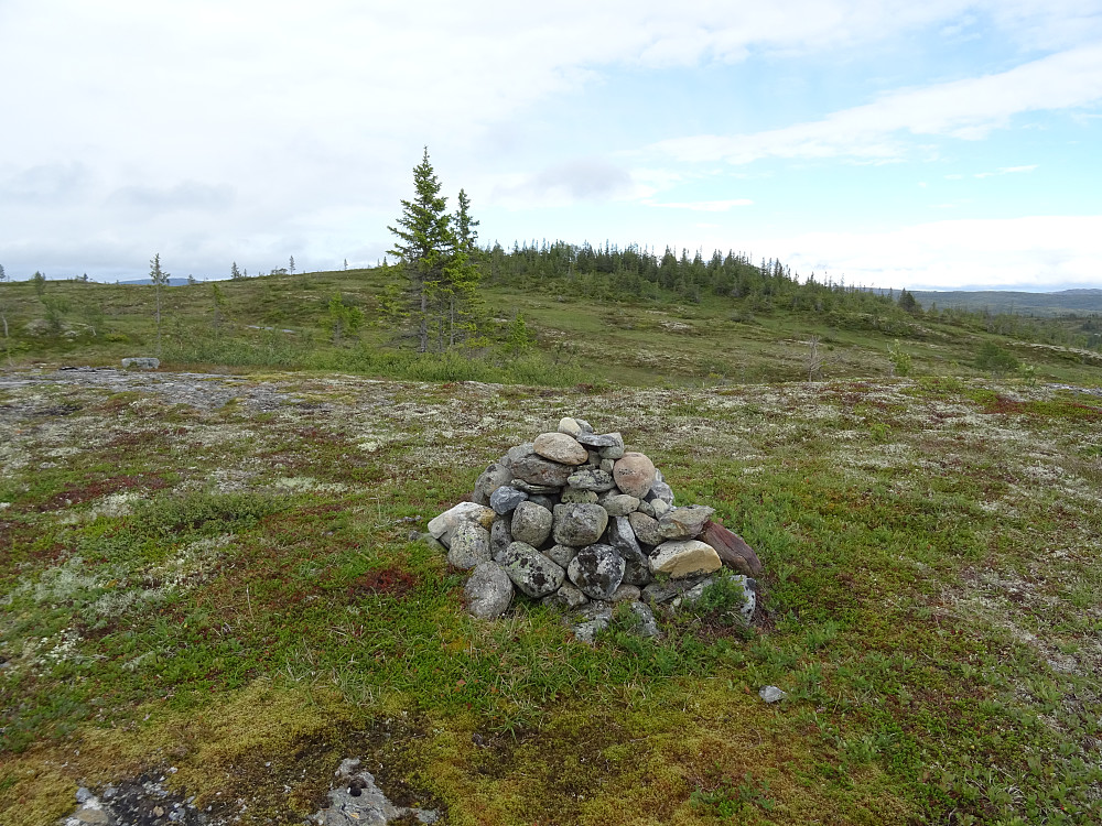 Fortoppen til Hamran med varde. Hamran i bakgrunnen