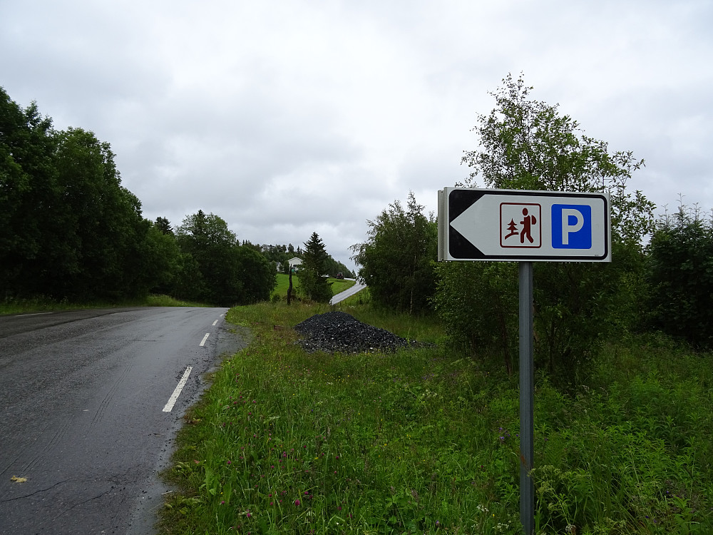 Fin skilting mot Ramdalsvassveien bomstasjon. Skilt ved veien Roliseterveien (venstre)