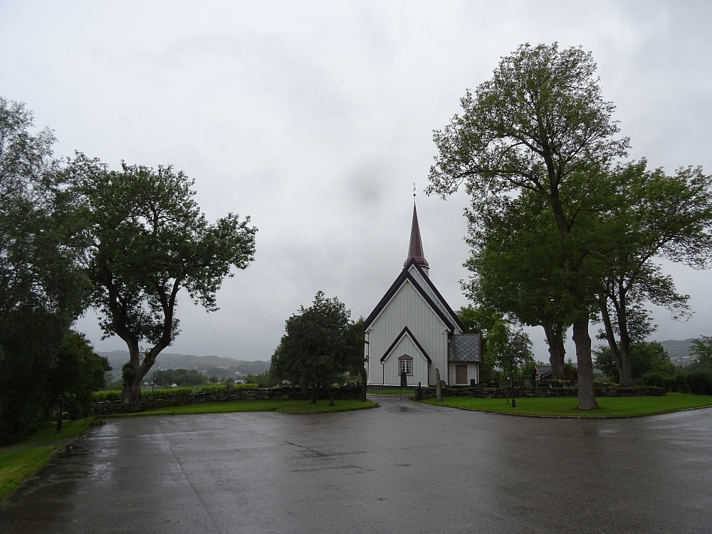 En gråværsdag ved Leksvik Kirke