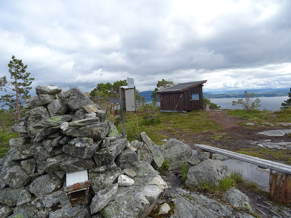 Den feilplasserte toppvarden med hytta på Vålheia. (Korrigering: Dette er høyeste punkt 320,997 moh)