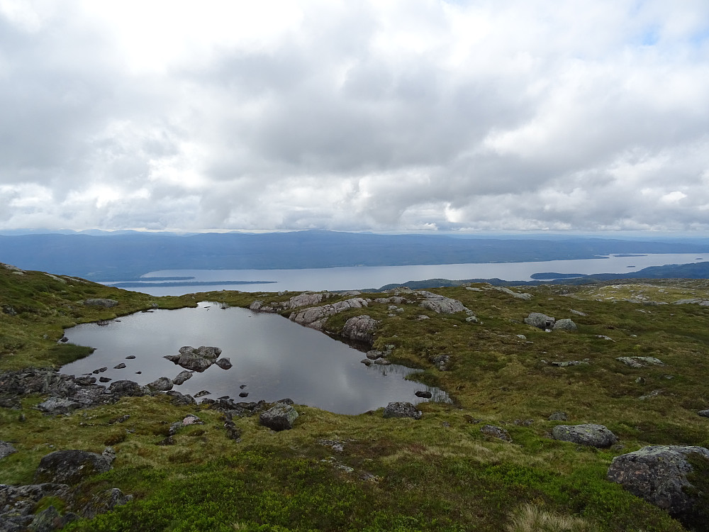 Ei lta tjønn like ved toppen av Holemsfjellet med fantastisk utsikt mot Snåsavatnet
