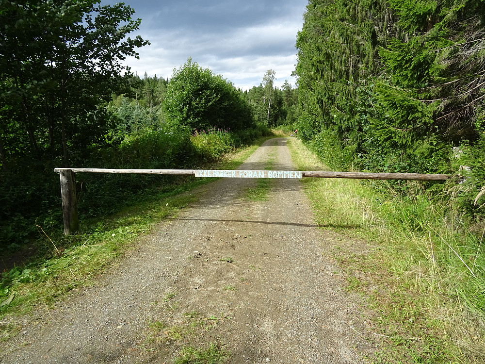 Veien mot Høknesvatnet er stengt med bom