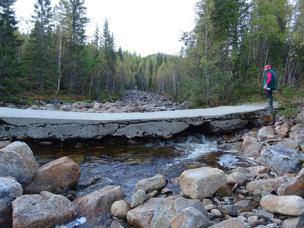 Betongbrua over Tverråa der elva går ned til Fiskåa